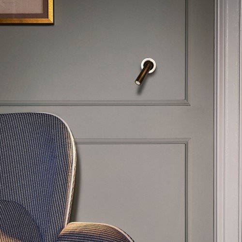 Aplique LEDtube A Marset latón cepillado instalado en pared clásica