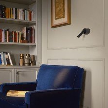 Aplique LEDtube A Marset negro mate integrado en pared de lectura