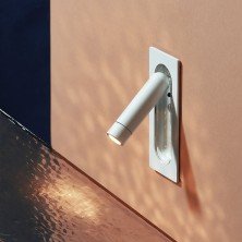 Aplique LEDtube Mini Marset blanco mate integrado en pared moderna con luz de lectura