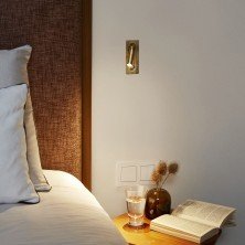 Aplique LEDtube Mini Marset latón empotrado en cabecero de cama con luz direccional