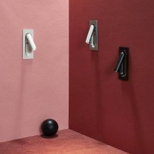 Apliques LEDtube Mini Marset en acabados blanco, aluminio y negro sobre pared bicolor