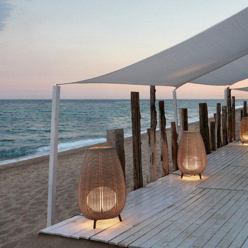 Lámparas Amphora 02 de Bover decorando pasarela de playa al atardecer Lámparas Amphora 02 de Bover decorando pasarela de playa al atardecer