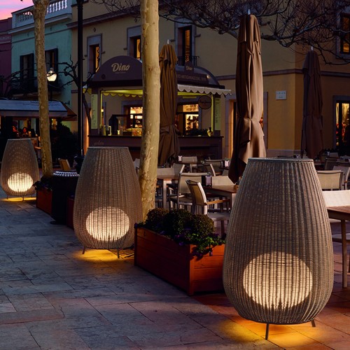 Lámpara Amphora 02 de Bover color natural con estructura de fibra trenzada